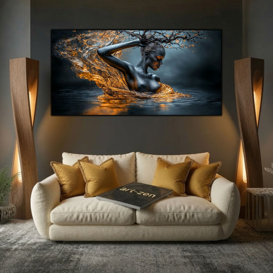 Tablouri moderne living Dansul Apelor de Aur amplasate deasupra unei canapele crem, într-un decor cu lumină caldă.