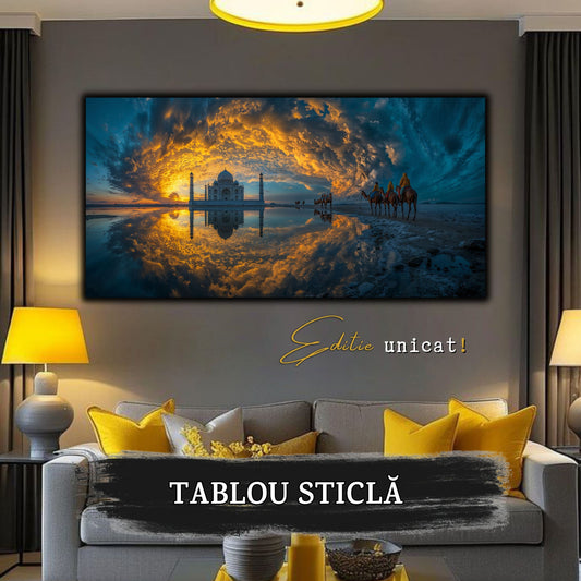 Amenajare living luxos cu tablou mare pe sticlă reprezentând un peisaj oriental auriu.
