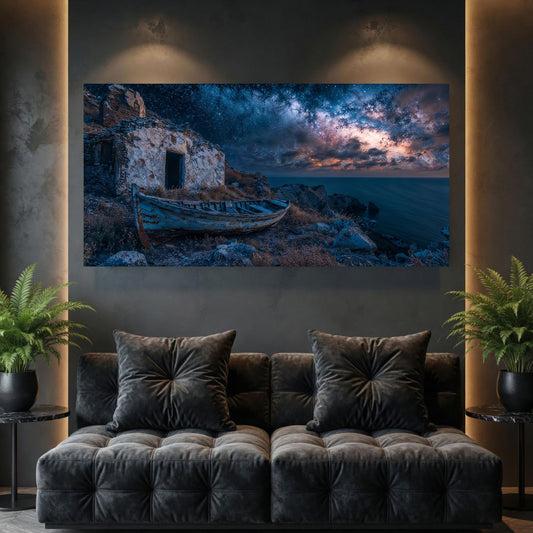 Tablouri Living Sticlă – The Boat and the Sky, o barcă abandonată lângă o casă veche, sub un cer dramatic de seară, artwork pe sticlă securizată