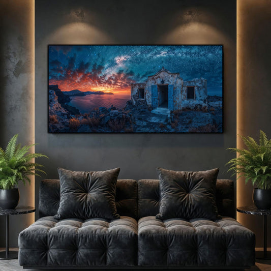 Tablouri Living Sticlă – Ember Ruins, ziduri părăsite care privesc spre un apus incandescent, în albastru adânc și coral, artwork pe sticlă securizată