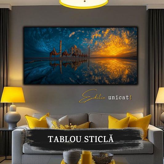 Amenajare sufragerie modernă cu tablou panoramic reprezentând un apus oriental.