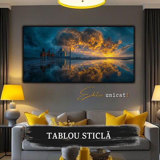 Decor sufragerie cu tablou panoramic reprezentând o caravană și reflexii solare aurii.