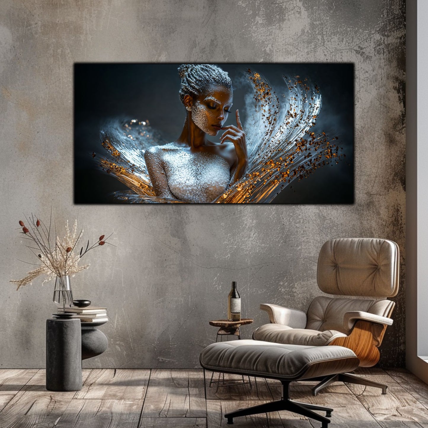 Tablou decorativ Beyond cu portret feminin metalic pe perete de piatră într-un living cu fotoliu Eames