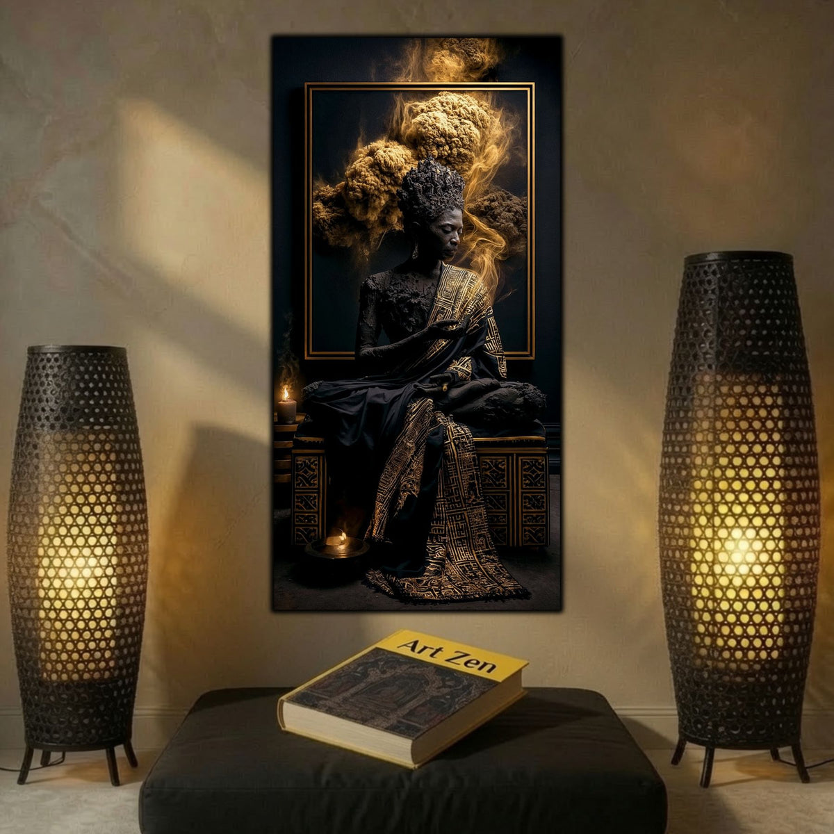 Tablou abstract modern vertical Paza flăcării de ambră printat pe sticlă securizată flancat de două lămpi sculpturale de podea într-un interior cald