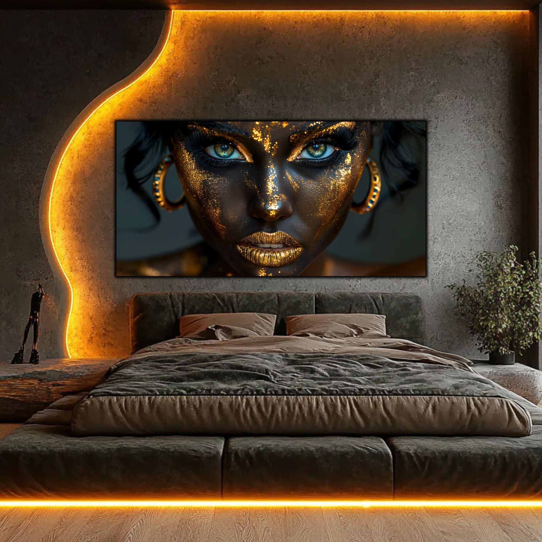 Tablou dormitor de lux pe sticlă securizată – portret feminin cu ochi albaștri și aur incandescent, a doua piesă a trilogiei Noir-Lux Alchemy, montat deasupra patului într-un dormitor dark-modern cu iluminat ambiental auriu