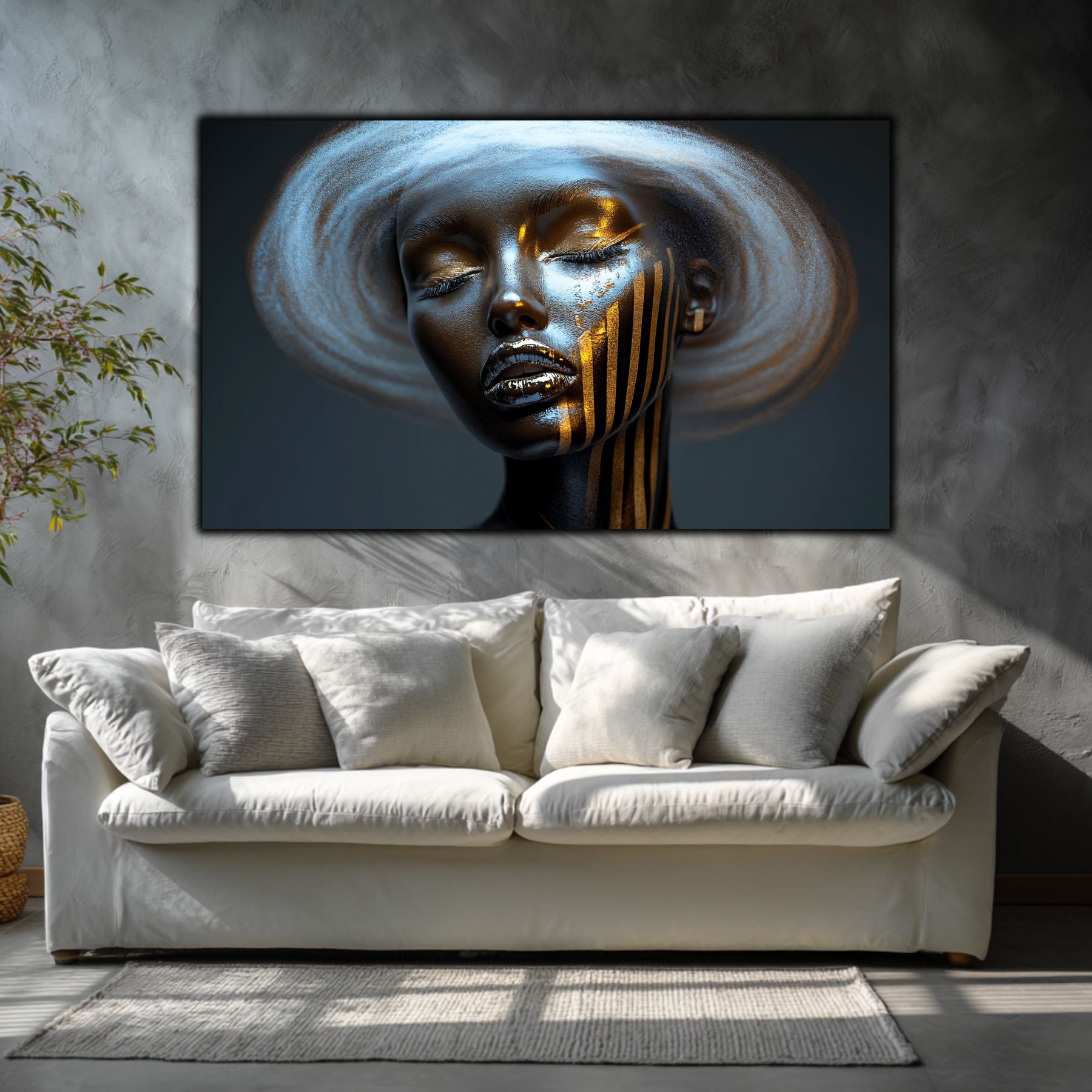 Tablou living de lux pe sticlă securizată – portret feminin regal în negru, auriu și argintiu cu pălărie sculpturală, colecția Noir-Lux Alchemy, montat pe perete într-un living dark-modern cu iluminat de accent auriu