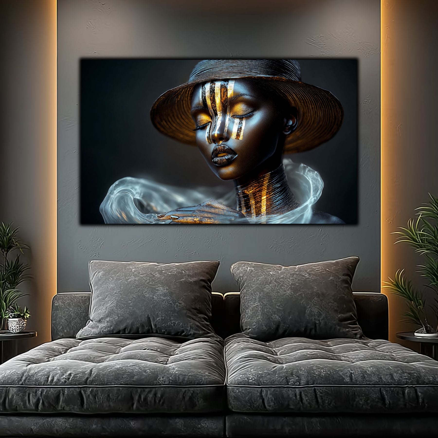 Tablou living de lux pe sticlă securizată – portret feminin în negru și auriu, colecția Noir-Lux Alchemy, montat pe perete într-un living dark-modern cu iluminat de accent