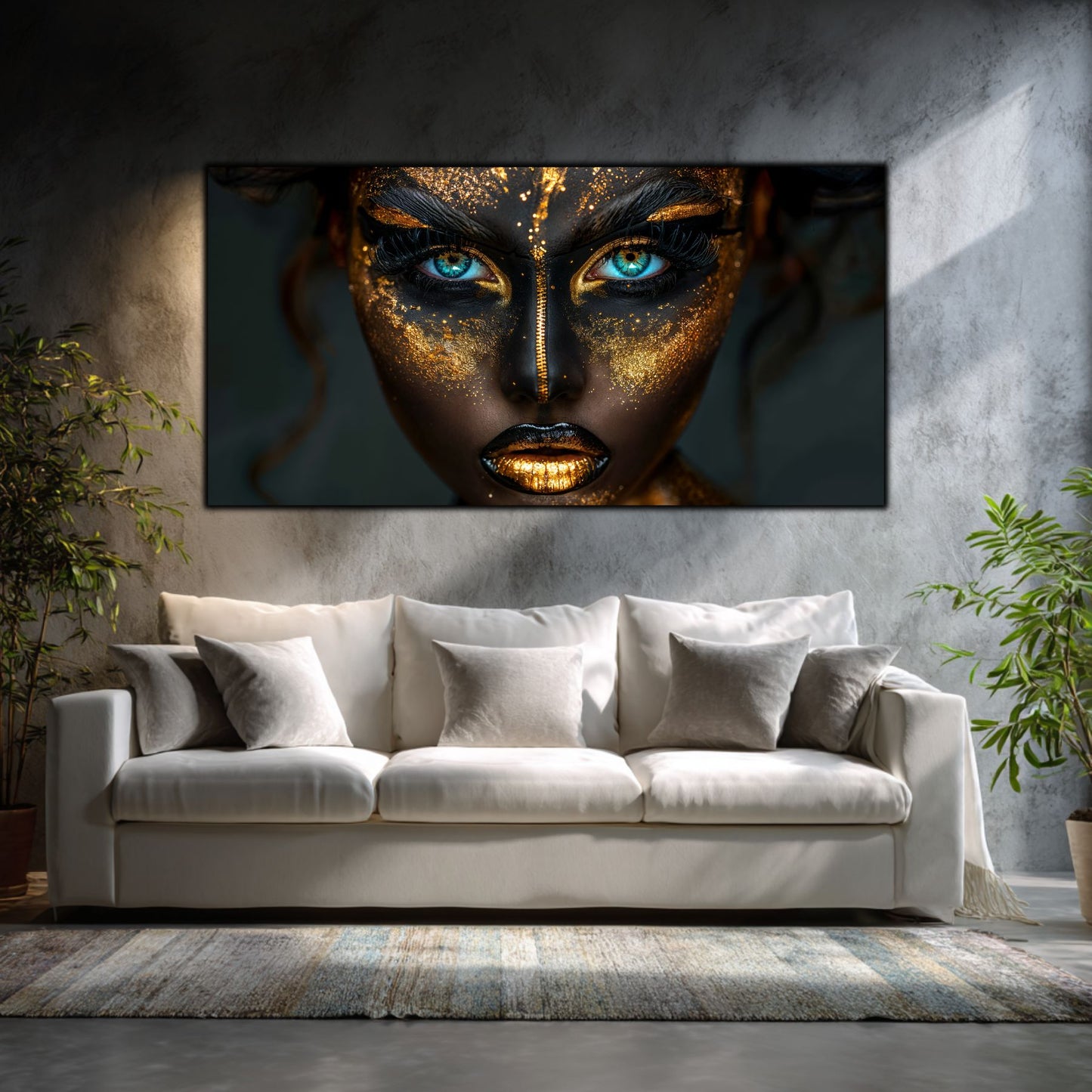 Tablou din sticla care decoreaza un perete gri, cu portretul unei femei misterioase, cu machiaj in culorile aurului si cu tonuri profunde negre.