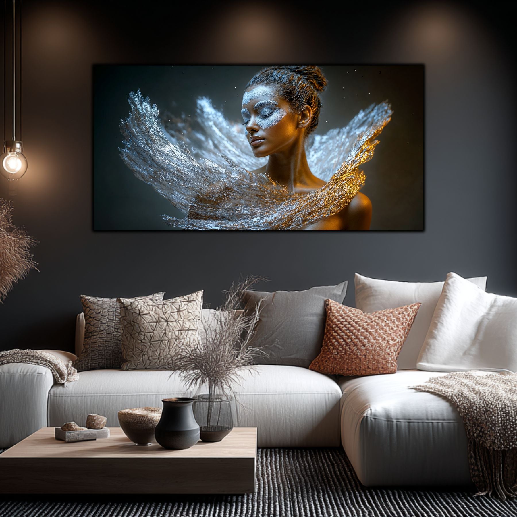 Tablou decorativ pe sticlă securizată – portret feminin eterat cu aripi de cristal în argint și auriu, colecția Celestial Embrace, montat într-un living cald cu canapea albă, perne bej și roz și lumină Edison