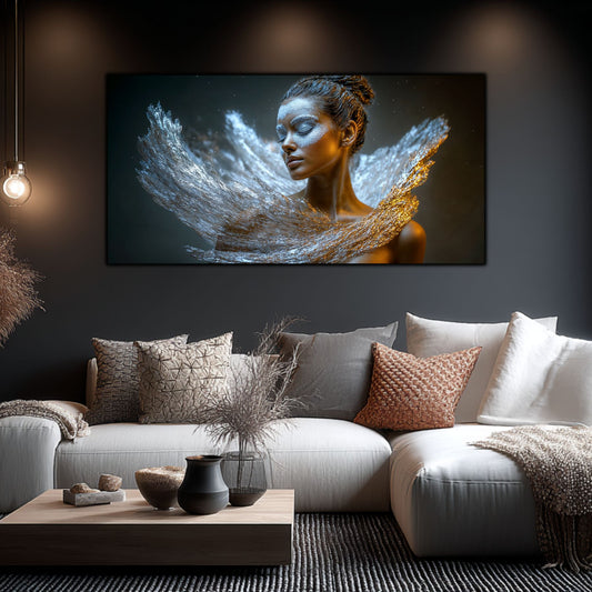 Tablou decorativ pe sticlă securizată – portret feminin eterat cu aripi de cristal în argint și auriu, colecția Celestial Embrace, montat într-un living cald cu canapea albă, perne bej și roz și lumină Edison