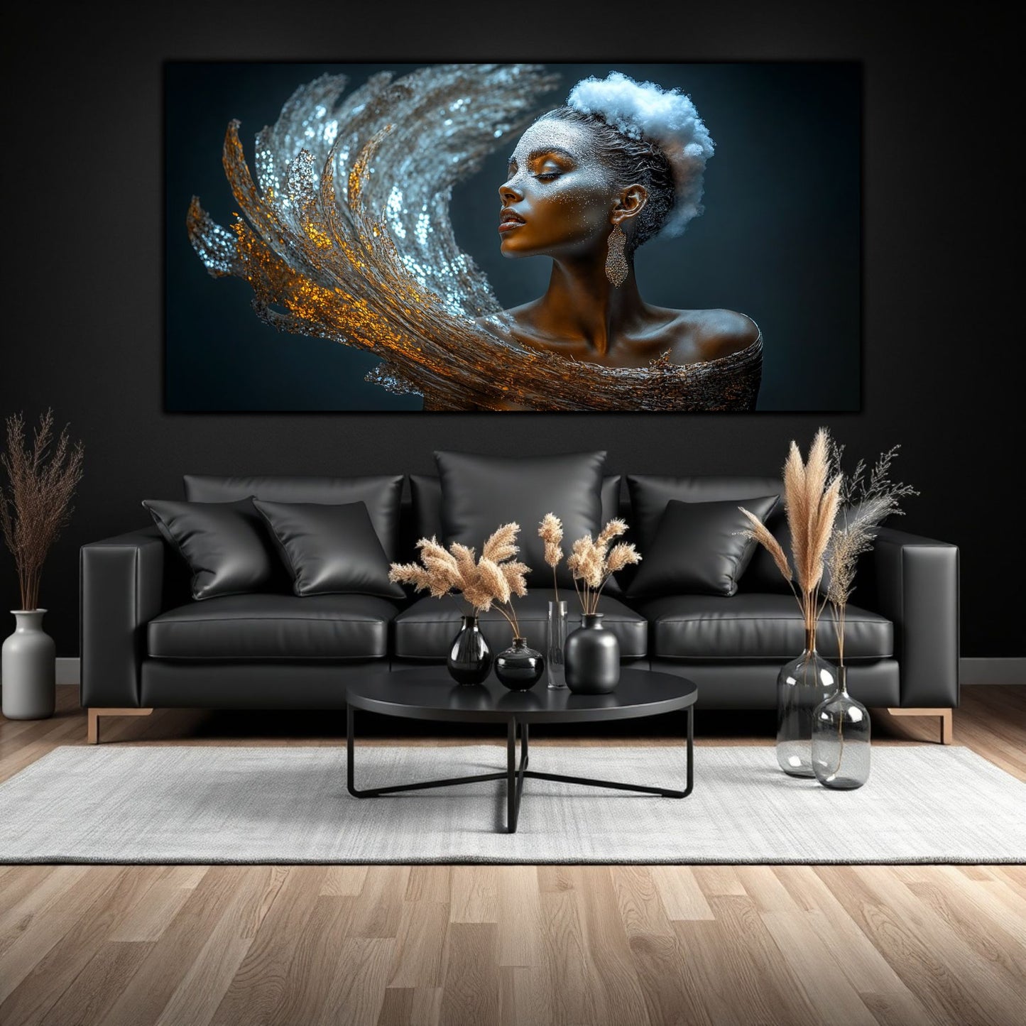 Tablou decorativ modern pe sticlă securizată – portret feminin celest cu vârtej direcțional de argint și auriu, colecția Celestial Embrace, montat pe perete într-un living dark-modern cu canapea neagră din piele