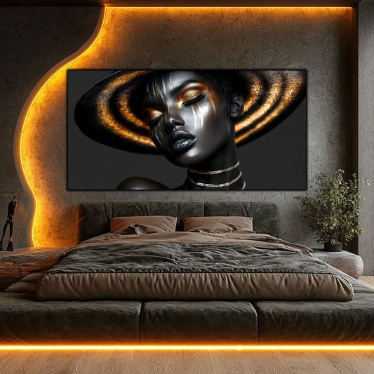 Tablou decorativ modern pe sticlă securizată – portret feminin dramatic cu pălărie sculptată și lacrimi de aur pe fond negru, colecția Celestial Embrace, montat într-un dormitor de lux cu iluminat ambiental auriu și linie arhitecturală curbă
