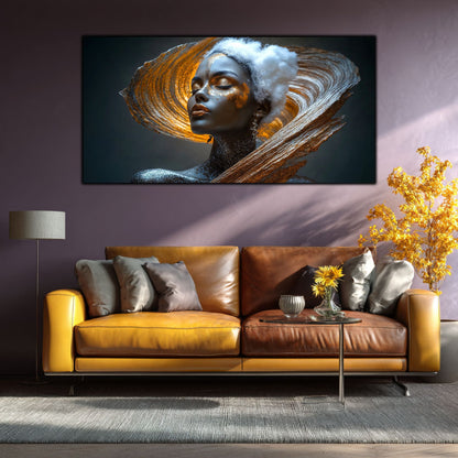 Tablou decorativ modern pe sticlă securizată – portret feminin celest în vortex diagonal de auriu și argint, colecția Celestial Embrace, montat într-un living contemporan cu canapea din piele maro-aurie și perete mov.