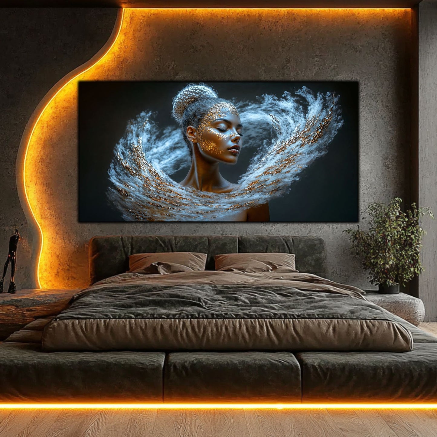 Tablou decorativ modern pe sticlă securizată – portret feminin eterat în vârtej de particule albe-argintii și aurii, colecția Celestial Embrace, montat într-un dormitor de lux cu iluminat ambiental auriu și perete de beton texturat.