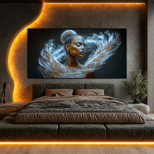 Tablou decorativ modern pe sticlă securizată – portret feminin eterat în vârtej de particule albe-argintii și aurii, colecția Celestial Embrace, montat într-un dormitor de lux cu iluminat ambiental auriu și perete de beton texturat.