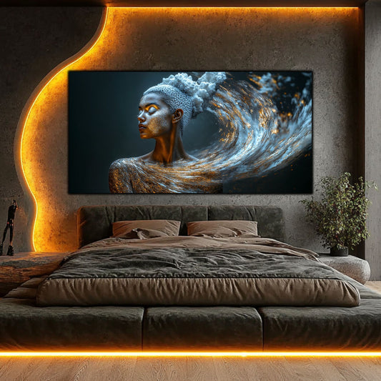 Tablou decorativ modern pe sticlă securizată – portret feminin celest cu vârtej circular exploziv de argint și auriu, colecția Celestial Embrace, montat într-un dormitor de lux cu iluminat ambiental auriu și perete de beton texturat