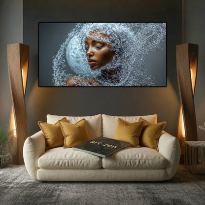 Tablou decorativ living Vălul Iernii, chip cu ochii închiși și văl argintiu, deasupra unei canapele crem cu perne aurii.