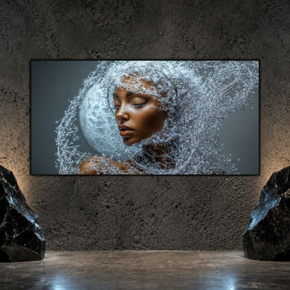 Tablou decorativ living Vălul Iernii, portret feminin înconjurat de cristale și lună, expus pe perete mineral.
