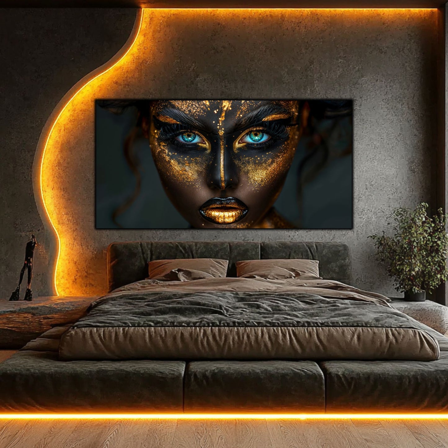 Tablou dormitor de lux pe sticlă securizată – portret feminin cu ochi albaștri și aur incandescent, a doua piesă a trilogiei Noir-Lux Alchemy, montat deasupra patului într-un dormitor dark-modern cu iluminat ambiental auriu.
