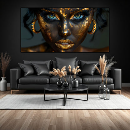 Tablou living de lux pe sticlă securizată – portret feminin cu ochi turcoaz și aur granular, a treia piesă a trilogiei Noir-Lux Alchemy, montat pe perete într-un living dark-modern cu canapea neagră din piele.