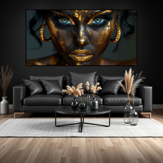 Tablou living de lux pe sticlă securizată – portret feminin cu ochi turcoaz și aur granular, a treia piesă a trilogiei Noir-Lux Alchemy, montat pe perete într-un living dark-modern cu canapea neagră din piele.
