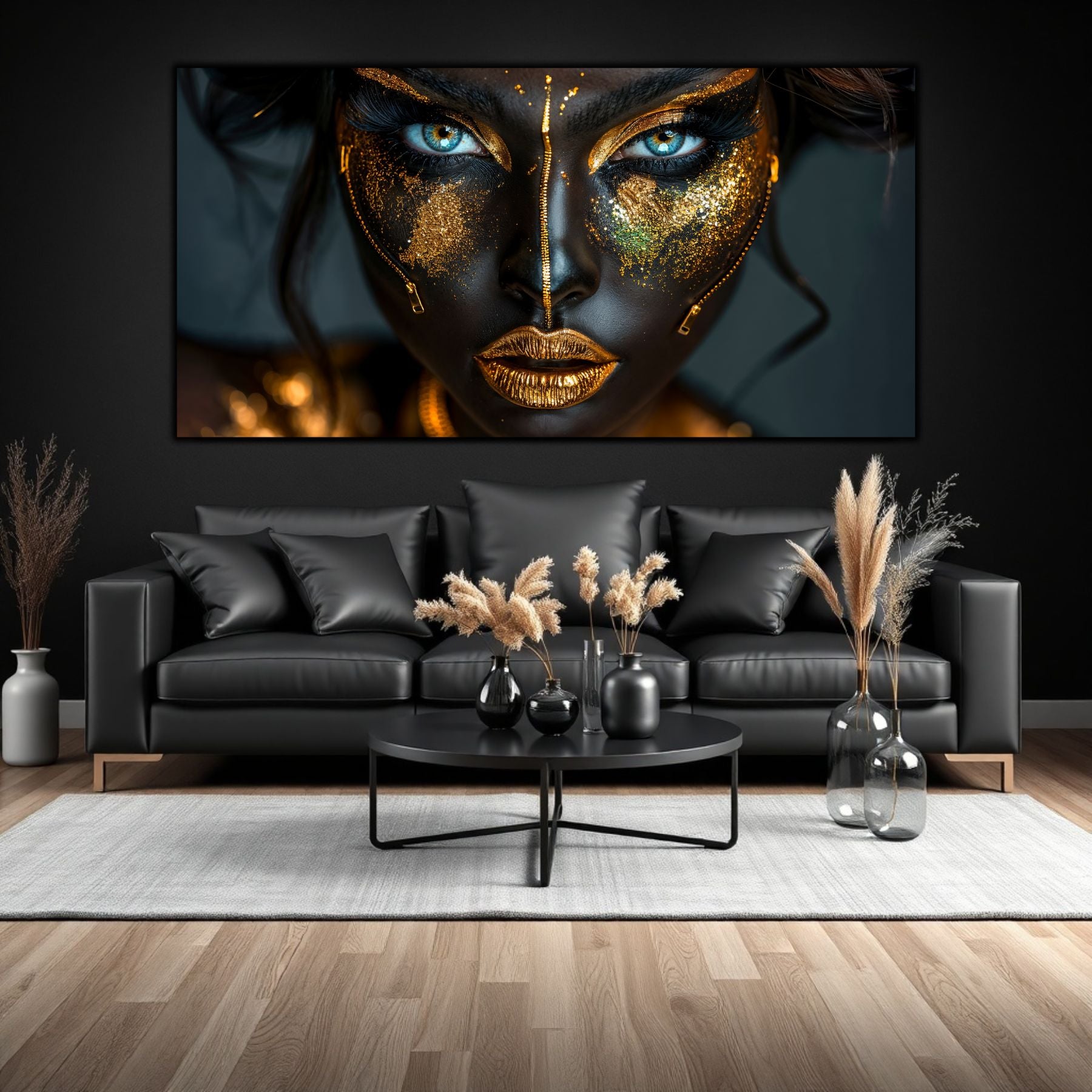 Tablou living de lux pe sticlă securizată – portret feminin dramatic cu ochi albaștri și aur exploziv, prima piesă a trilogiei Noir-Lux Alchemy, montat pe perete într-un living dark-modern cu canapea neagră din piele.