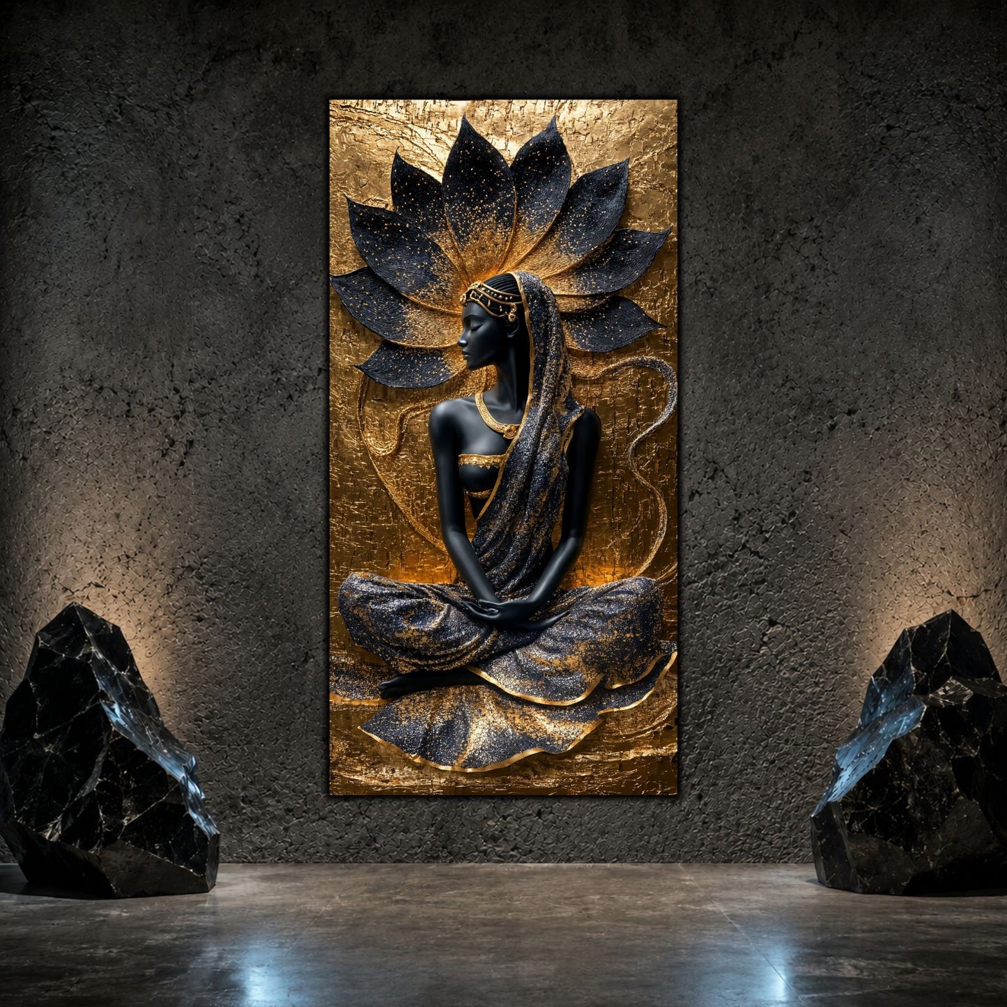 Tablou vertical Lotus Within pe sticlă securizată, în perete de beton închis, cu iluminare discretă la bază