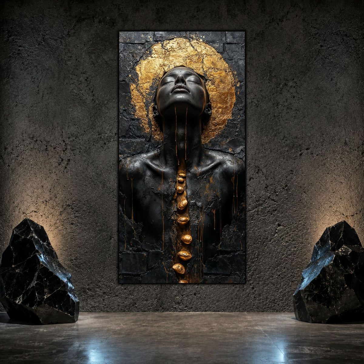 Tablou modern pentru living infatisand o silueta sculpturala in nuante aurii si dark, cu un suvoi de lumina aurie care se revarsa.