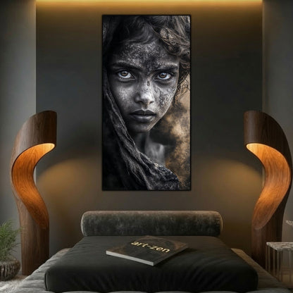 Tablou pe sticlă Hotarul Luminii, portret feminin vertical împărțit între umbră și lumină, cu texturi de cenușă