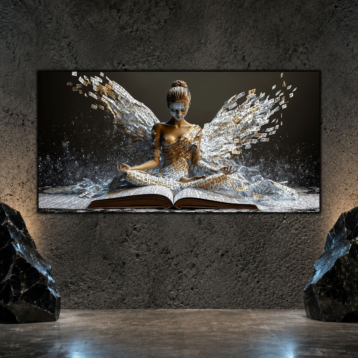 Tablou cu personaj în meditație și aripi din fragmente de scriere, pe un perete gri texturat, între două obiecte decorative negre.